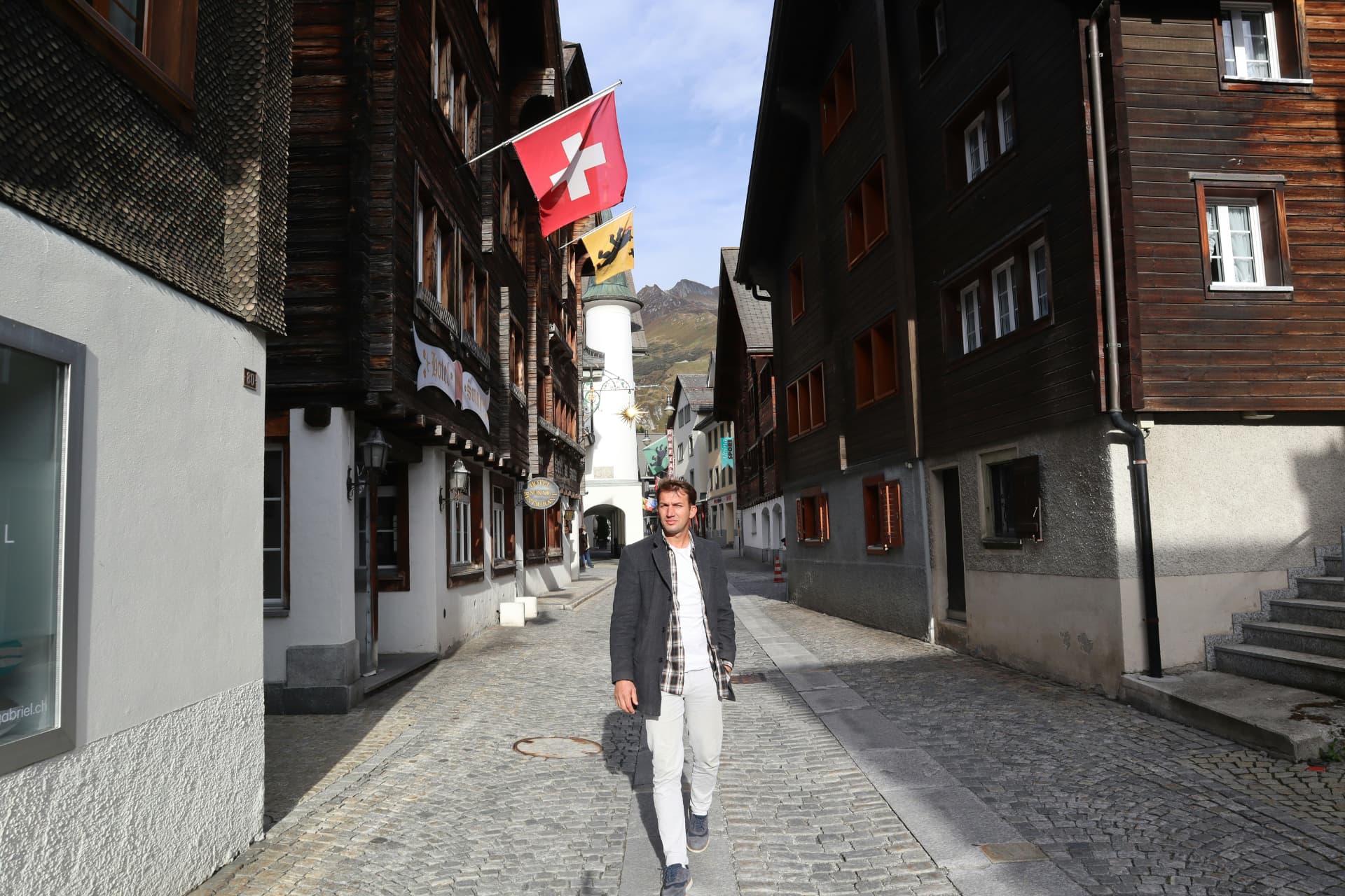 Marco, the Swiss investor behind The Smart and Swiss Investor, walking through an alpine village street